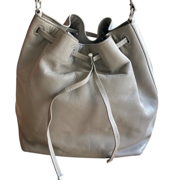 $498 TORY BURCH Taupe Leather Bucket‎ Bag Crossbody Drawstring Shoulder Bag EUC - Picture 1 of 16